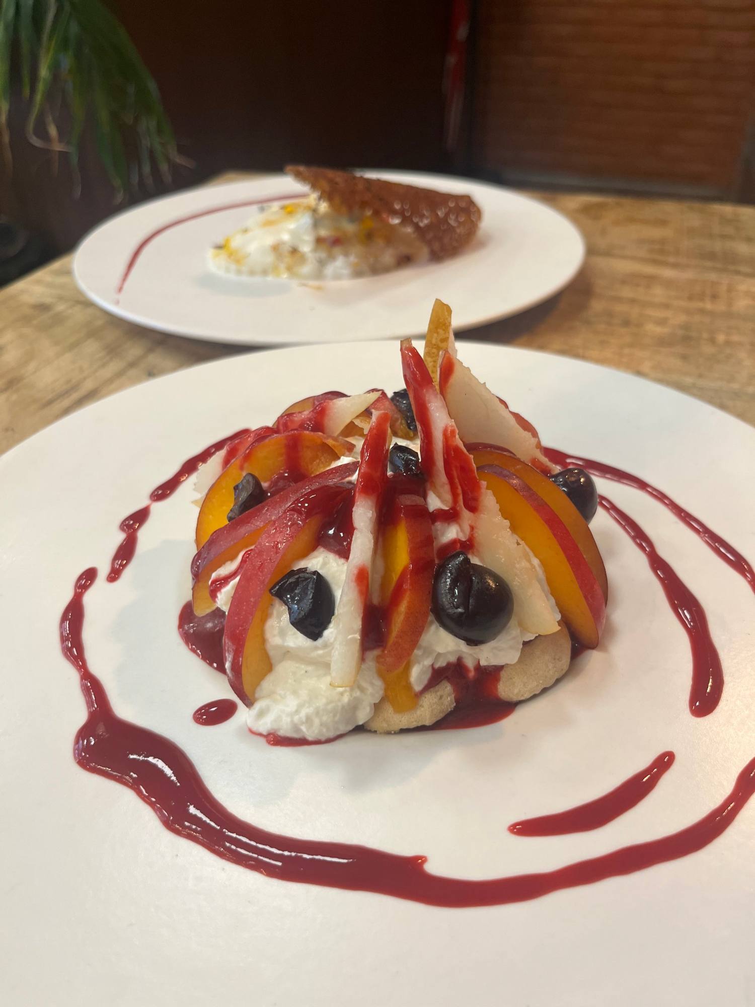 Pavlova aux fruits et coulis rouge